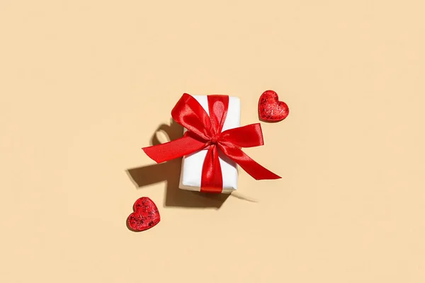 Piękne Pudełko Beżowym Tle Walentynki — Zdjęcie stockowe