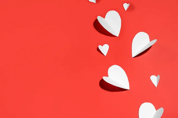 Hermosos Corazones Papel Blanco Sobre Fondo Rojo Día San Valentín — Foto de Stock