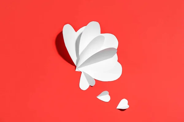 Piękne Białe Papierowe Serca Czerwonym Tle Walentynki — Zdjęcie stockowe