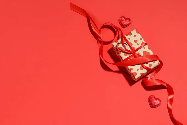 Gyönyörű Ajándék Doboz Szalag Piros Háttér Szent Valentin Nap — Stock Fotó