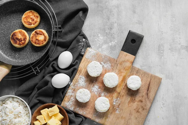 Tablero Madera Con Panqueques Ingredientes Requesón Sin Cocer Sobre Fondo — Foto de Stock