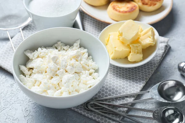 Bowl Cottage Cheese Ingredients Preparing Pancakes Grey Background — Stock Photo, Image