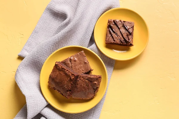 Platos Con Trozos Sabroso Brownie Chocolate Sobre Fondo Amarillo — Foto de Stock