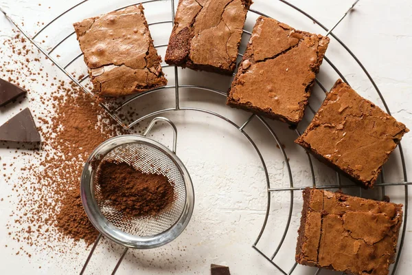 Rejilla Con Trozos Sabroso Brownie Chocolate Sobre Fondo Blanco — Foto de Stock