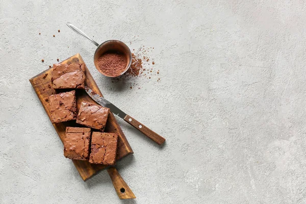 Tablero Madera Con Trozos Sabroso Brownie Chocolate Sobre Fondo Claro —  Fotos de Stock