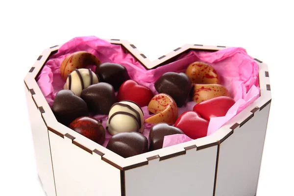Caixa Forma Coração Com Doces Chocolate Saborosos Isolados Fundo Branco — Fotografia de Stock