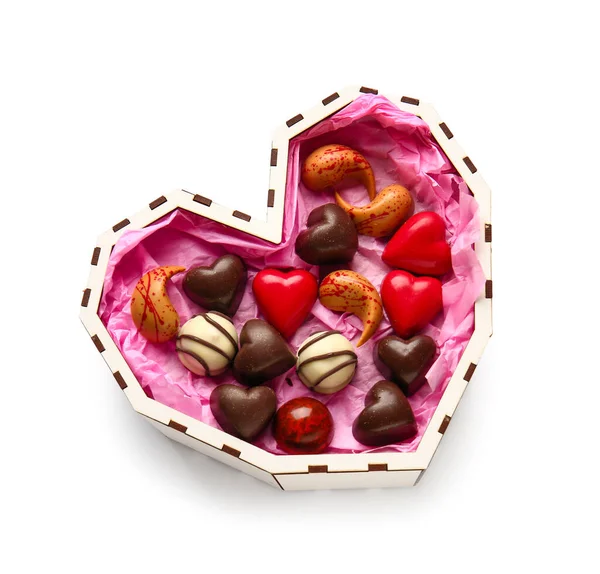 Caixa Forma Coração Com Doces Chocolate Saborosos Isolados Fundo Branco — Fotografia de Stock