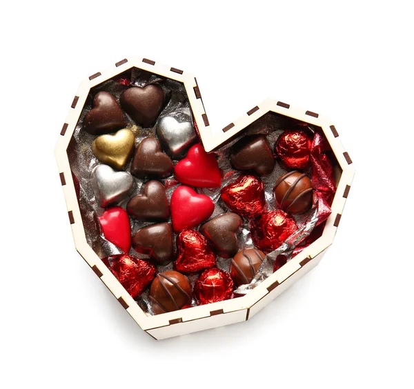 Herzförmige Schachtel Mit Leckeren Schokoladenbonbons Auf Weißem Hintergrund — Stockfoto