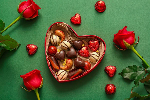 Heart Shaped Box Tasty Chocolate Candies Roses Green Background — Stock Photo, Image