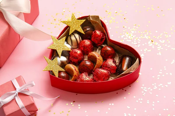 Pudełko Kształcie Serca Smacznymi Czekoladowymi Cukierkami Prezentami Różowym Tle — Zdjęcie stockowe