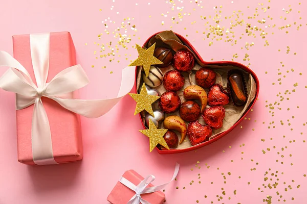 Коробка Форме Сердца Вкусными Шоколадными Конфетками Подарками Розовом Фоне — стоковое фото