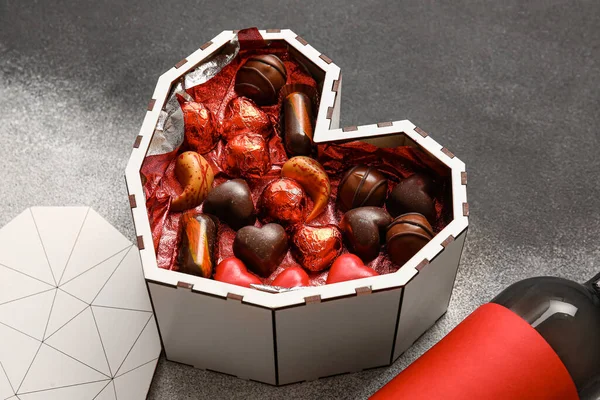 Hartvormige Doos Met Lekkere Chocolade Snoepjes Grunge Achtergrond — Stockfoto