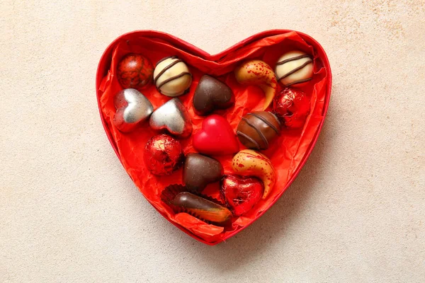 Boîte Forme Coeur Avec Savoureux Bonbons Chocolat Sur Fond Blanc — Photo