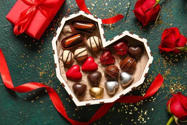 Herzförmige Schachtel Mit Leckeren Schokoladenbonbons Auf Schwarzem Hintergrund — Stockfoto