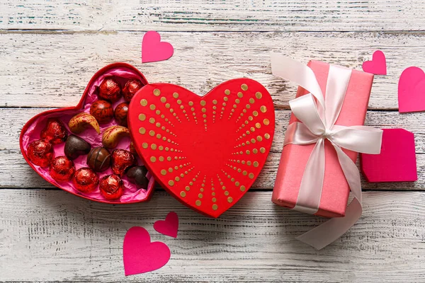 Kalp Şeklinde Bir Kutu Lezzetli Çikolata Şekerlemeleri Beyaz Ahşap Arka — Stok fotoğraf