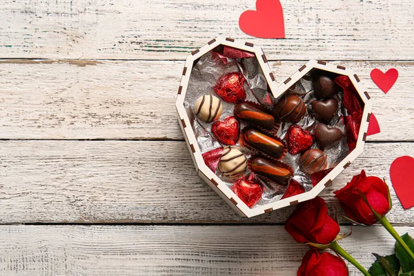 Коробка Форме Сердца Вкусными Шоколадными Конфетками Белом Деревянном Фоне — стоковое фото
