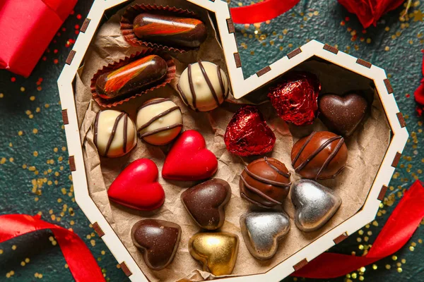 Коробка Форме Сердца Вкусными Шоколадными Конфетками Черном Фоне Крупным Планом — стоковое фото
