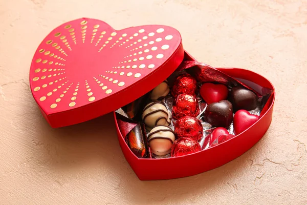 Caixa Forma Coração Com Doces Chocolate Saborosos Fundo Bege — Fotografia de Stock