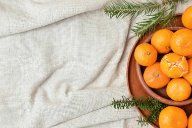 Mandallı tabaklar ve hafif kumaş arka planında köknar dalları