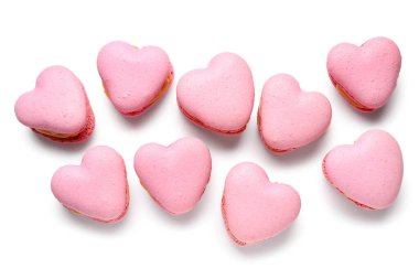 Beyaz arka planda kalp şeklinde leziz kurabiyeler.