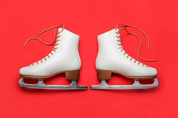 Patines Hielo Sobre Fondo Rojo —  Fotos de Stock