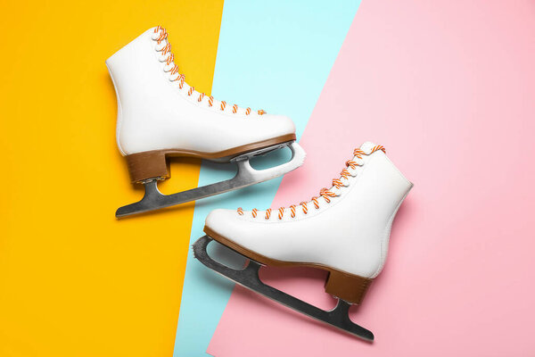 Стильные коньки на цветном фоне