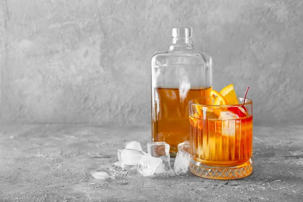 Glas Lekkere Old Fashioned Cocktail Fles Met Whisky Grijze Ondergrond — Stockfoto