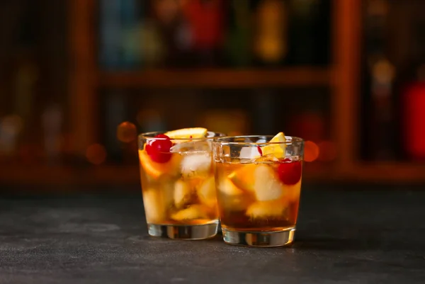 Verres Délicieux Cocktail Ancienne Sur Table Dans Bar — Photo