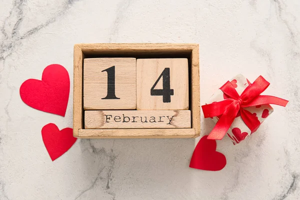 Calendrier Avec Date Saint Valentin Boîte Cadeau Sur Fond Marbre — Photo