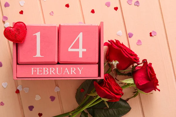 Calendario Con Fecha San Valentín Rosas Rojas Sobre Fondo Madera — Foto de Stock