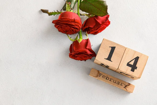 Kalendář Datem Valentýna Červené Růže Bílém Pozadí — Stock fotografie