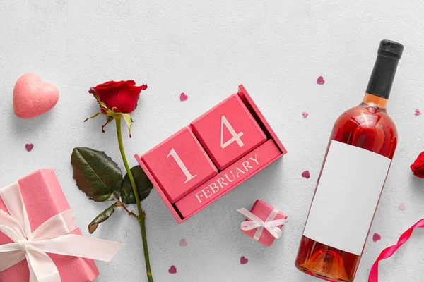Kalendarz Datą Walentynek Butelka Wina Czerwona Róża Pudełko Prezentów Białym — Zdjęcie stockowe