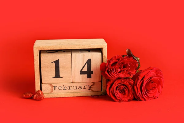 Календарь Датой Дня Святого Валентина Розами Красном Фоне — стоковое фото