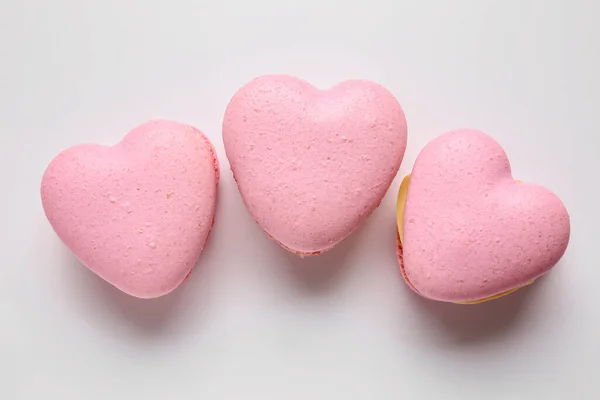 Macaroons Saborosos Forma Coração Fundo Branco — Fotografia de Stock