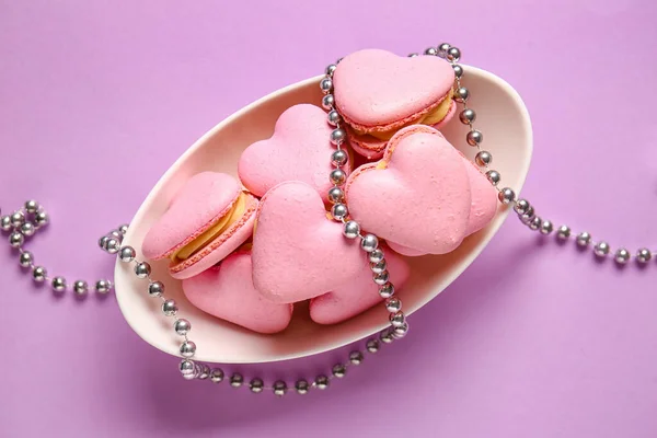 Cuenco Con Sabrosos Macarrones Forma Corazón Perlas Sobre Fondo Púrpura — Foto de Stock