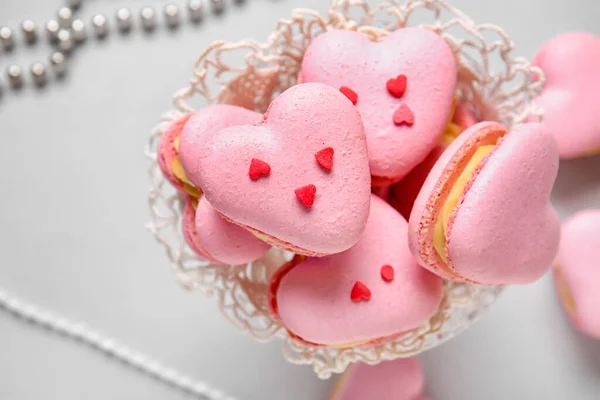 Schaal Met Smakelijke Hartvormige Macarons Grijze Achtergrond Close — Stockfoto