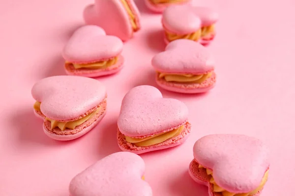 Macaroons Saborosos Forma Coração Fundo Rosa Close — Fotografia de Stock