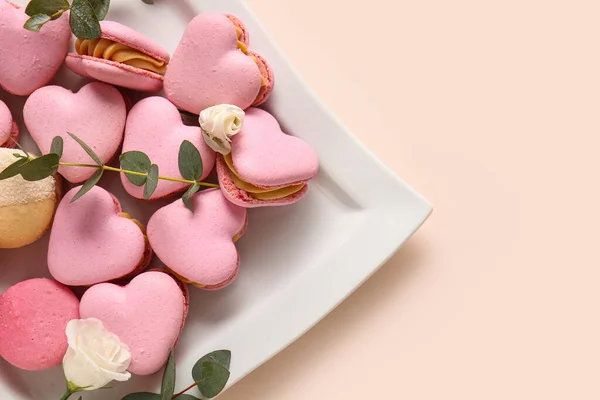 Plate Tasty Heart Shaped Macaroons Flowers Beige Background — Stock Photo, Image