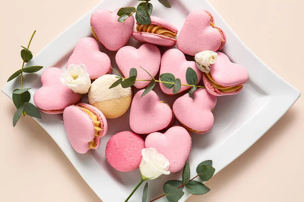 Plate Tasty Heart Shaped Macaroons Flowers Beige Background — Stock Photo, Image