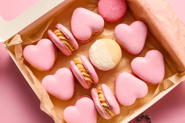Box Tasty Heart Shaped Macaroons Pink Background Closeup — Stock Photo, Image