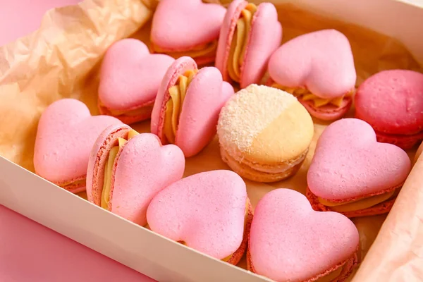 Caixa Com Saborosos Macaroons Forma Coração Fundo Rosa Close — Fotografia de Stock