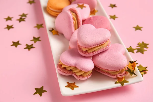 Assiette Avec Savoureux Macarons Confettis Forme Coeur Sur Fond Rose — Photo