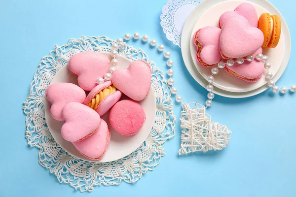 Composição Com Saborosos Macaroons Forma Coração Contas Fundo Azul — Fotografia de Stock