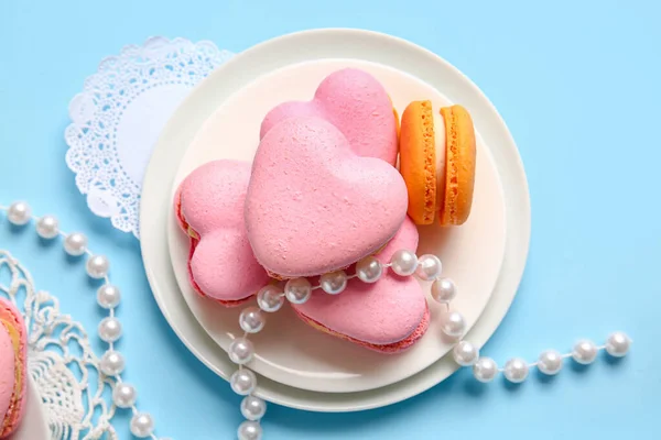 Assiette Avec Savoureux Macarons Perles Forme Coeur Sur Fond Bleu — Photo