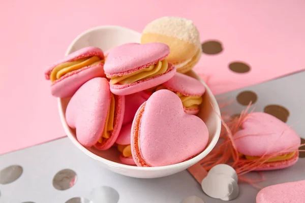 Cuenco Con Sabrosos Macarrones Forma Corazón Confeti Sobre Fondo Color — Foto de Stock