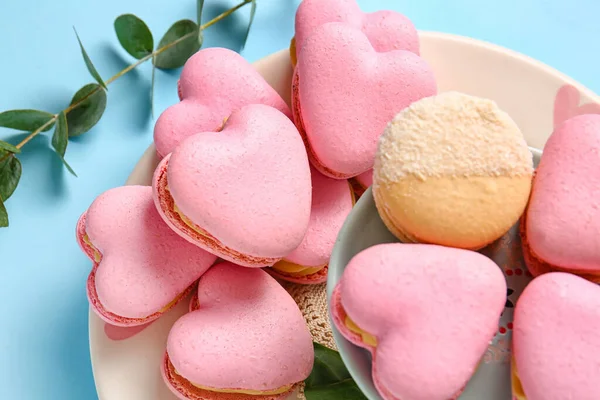 Placa Com Saborosos Macaroons Forma Coração Fundo Azul Close — Fotografia de Stock