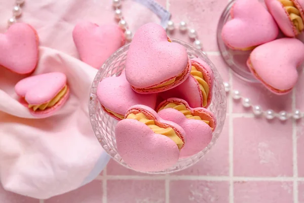 Dessertschüssel Mit Leckeren Herzförmigen Makronen Auf Rosa Hintergrund Nahaufnahme — Stockfoto