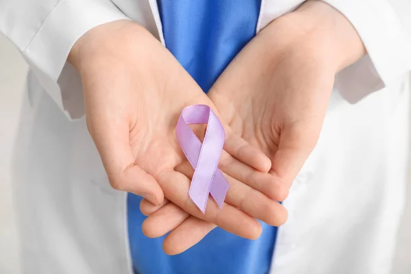 Doctora Con Cinta Reconocimiento Primer Plano Día Mundial Del Cáncer — Foto de Stock