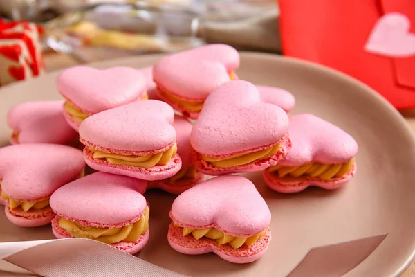 Placa Com Saborosos Macaroons Forma Coração Mesa Close — Fotografia de Stock