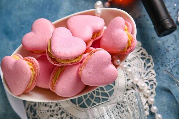 Tigela Com Saborosos Macaroons Forma Coração Fundo Azul — Fotografia de Stock